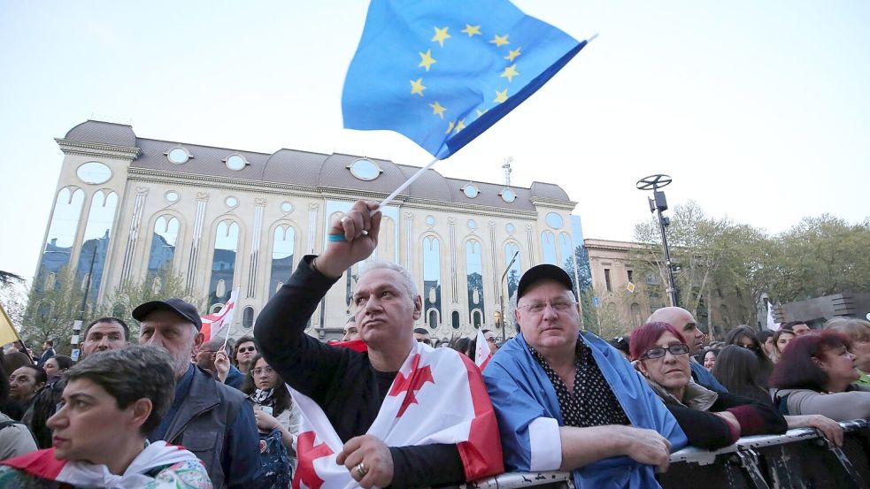 Mit EU- und Georgien-Flagge: Menschen protestieren in Tiflis gegen das umstrittene Gesetz. Foto: Zurab Tsertsvadze/AP/dpa