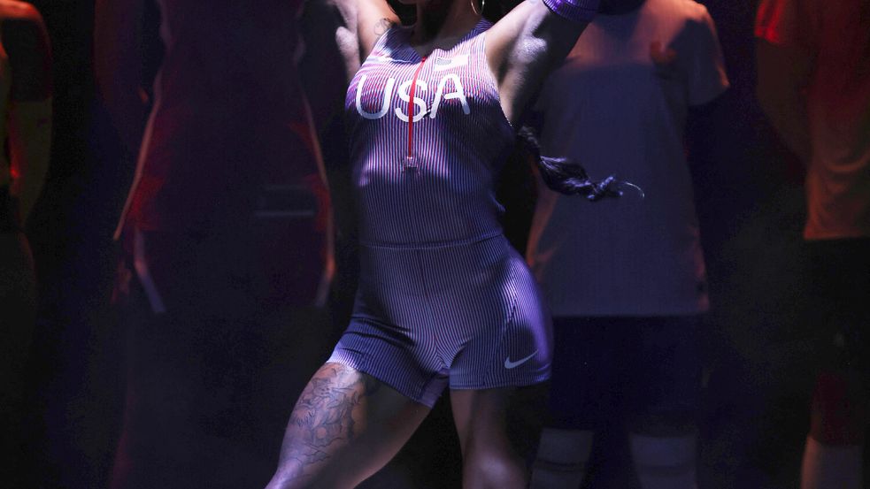 Athletin Sha Carri Richardson präsentiert das neue Nike-Outfit in Paris. Foto: IMAGO/Xinhua
