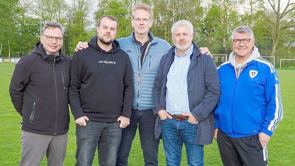 Markus Olbrys (Zweiter von rechts) übernimmt ab Sommer die 1. Herren des SV Jheringsfehn/Stikelkamp/Timmel. Auf dem Foto zu sehen sind zudem (von links): Uwe Welzel (1. Vorsitzender VfL Jheringsfehn), Sven Kleemeyer (aktueller Trainer), Ludwig Meyer (1. Vorsitzender SuS Timmel) und Uwe Freudenberg (Sportlicher Leiter). Foto: Verein