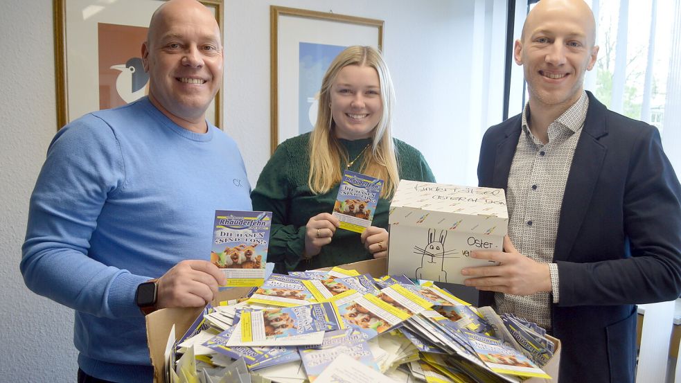 Bei der Ziehung der Gewinner für die Osteraktion „Die Hasen sind los“ mussten aus zahlreichen Einsendungen die Preisträger ermittelt werden. Das Foto zeigt die Vorstandsmitglieder des Rhauderfehner Gewerbevereins (von links) Karsten Berg, Merle Stührenberg und Thies Kruse. Foto: Weers