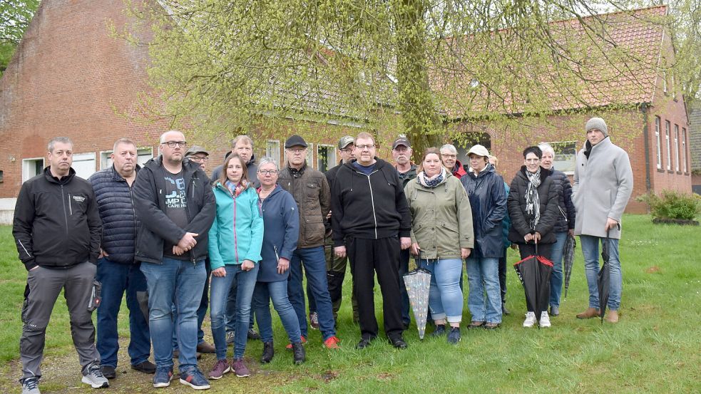 Anwohner der 1. Südwieke stehen vor der ehemaligen Katholischen Volksschule in Ostrhauderfehn. Diese soll abgerissen werden und an deren Stelle Container für Flüchtlinge aufgebaut werden. Dagegen protestieren die Ostrhauderfehner, die auf dem Bild zu sehen sind. Foto: Zein