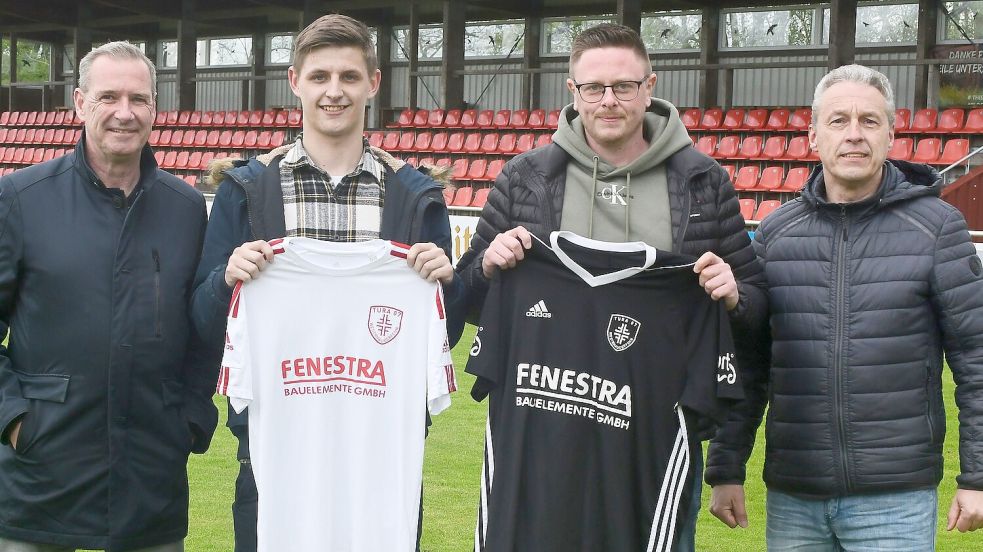 Die Fußball-Abteilungsleiter Frank Bohlmann (links) und Matthias Schulte (rechts) stellen die Neuzugänge Jannik Sondag (Zweiter von links) und Eike ter Veer vor. Foto: Damm