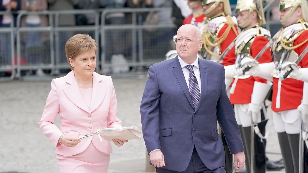 Die ehemalige schottische Premierministerin Nicola Sturgeon (l.) und ihr Ehemann Peter Murrell. Foto: Kirsty O’connor/PA/dpa