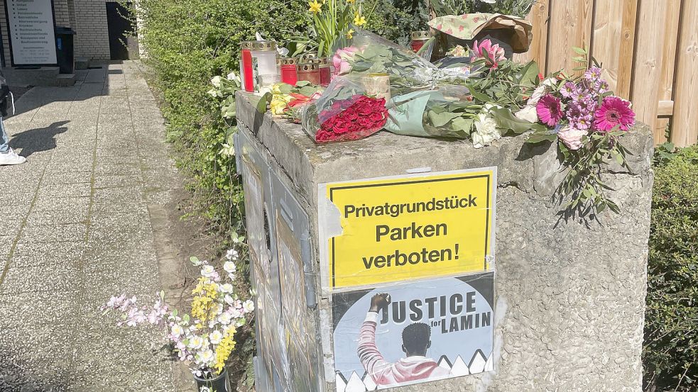 Der Einsatzort ist zur Gedenkstätte geworden. In dieser Woche haben Polizisten erneut nach Beweismitteln gesucht. Foto: Marie Busse