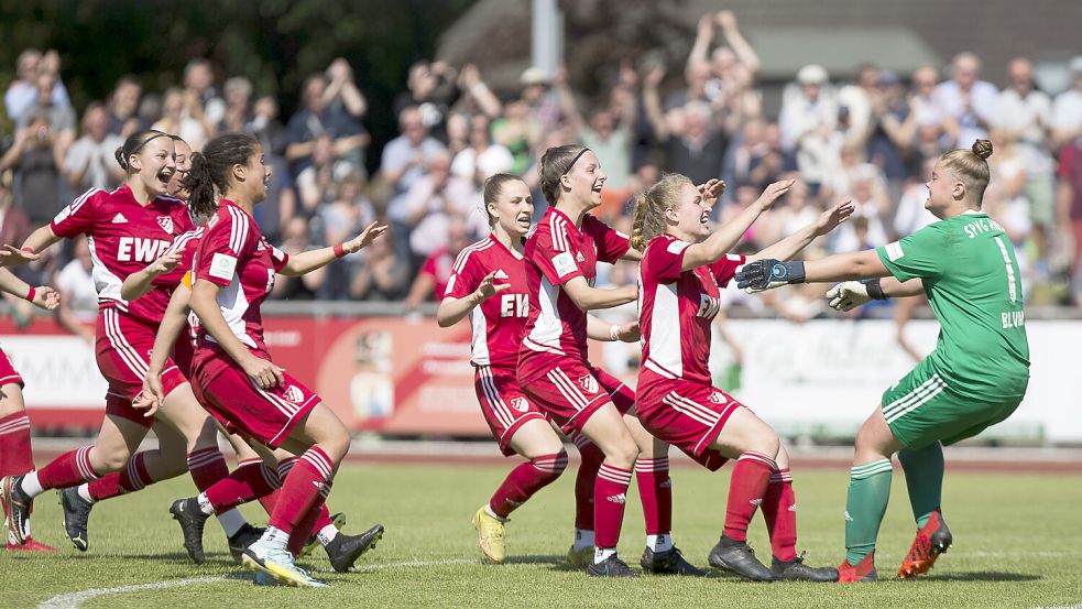 Am 3. Juni 2023 schaffte die SpVg Aurich auf dramatische Weise Historisches. Im Elfmeterschießen gewannen die U17-Juniorinnen das Halbfinal-Rückspiel um die Deutsche Meisterschaft gegen Eintracht Frankfurt. Archivfoto: Doden/Emden