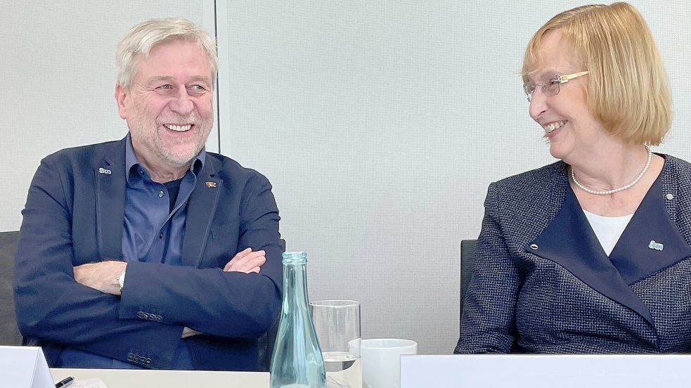 Sind sich einig: Dr. Martina Wenker, Präsidentin der Ärztekammer Niedersachsen und Dr.Jörg Weißmann, Vorsitzender der Kammer-Bezirksstelle Aurich, fordern mehr Studienplätze für Medizinstudenten. Foto: Herterich