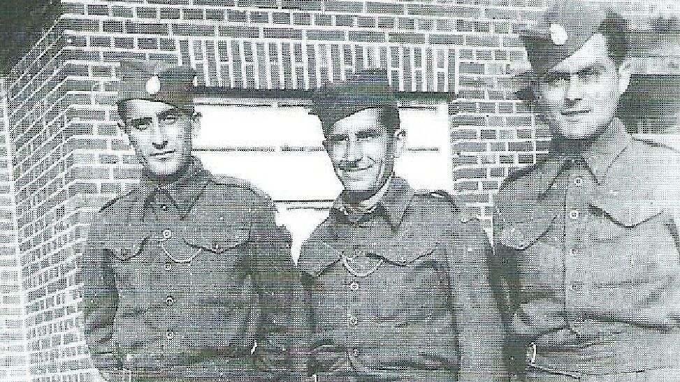 Diese Archiv-Aufnahme zeigt drei serbische Kriegsgefangene, die während des Zweiten Weltkrieges in Hesel als Zwangsarbeiter eingesetzt wurden. Foto: Störmer/Archiv