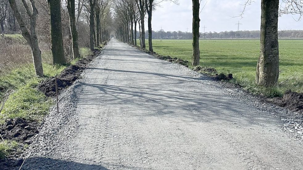 Auf größeren Abschnitten ist schon der Schotter verteilt worden. Darauf wird in den nächsten Wochen der Asphalt aufgebracht. Foto: Gemeinde Westoverledingen