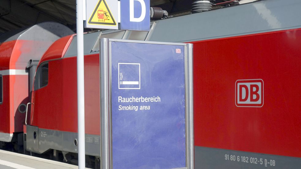 Kiffen am Bahnsteig soll verboten sein, Rauchen in gekennzeichneten Bereichen aber weiterhin erlaubt. Foto: IMAGO/Steinach