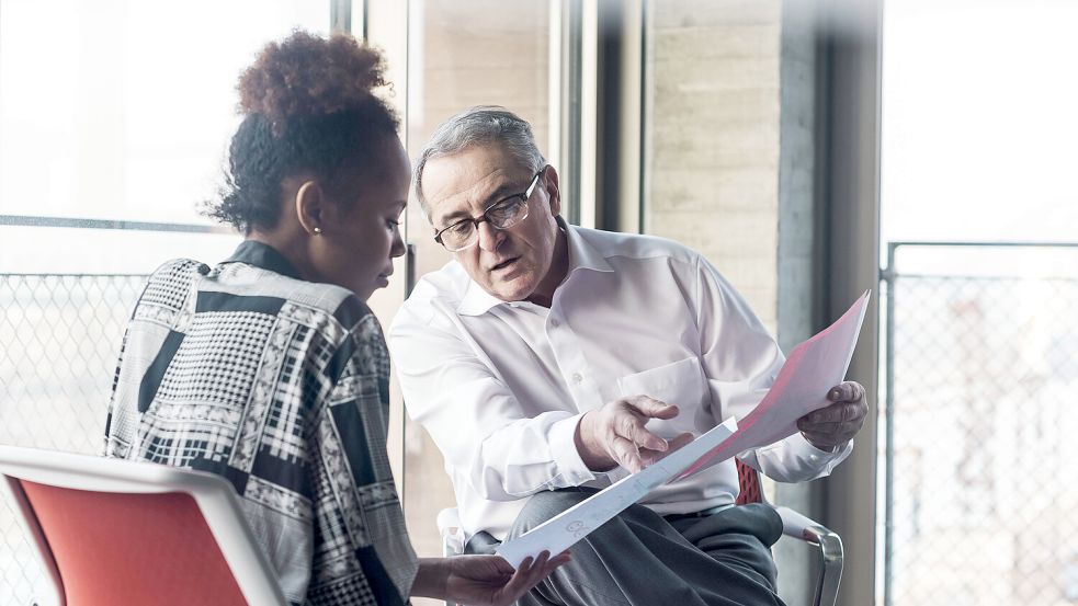 Eine Studie fand heraus, dass jeder Zehnte der Generation Z seit über einem Jahr nicht mehr mit einem Kollegen geredet hat, der über 50 Jahre alt ist. Foto: IMAGO/Westend61