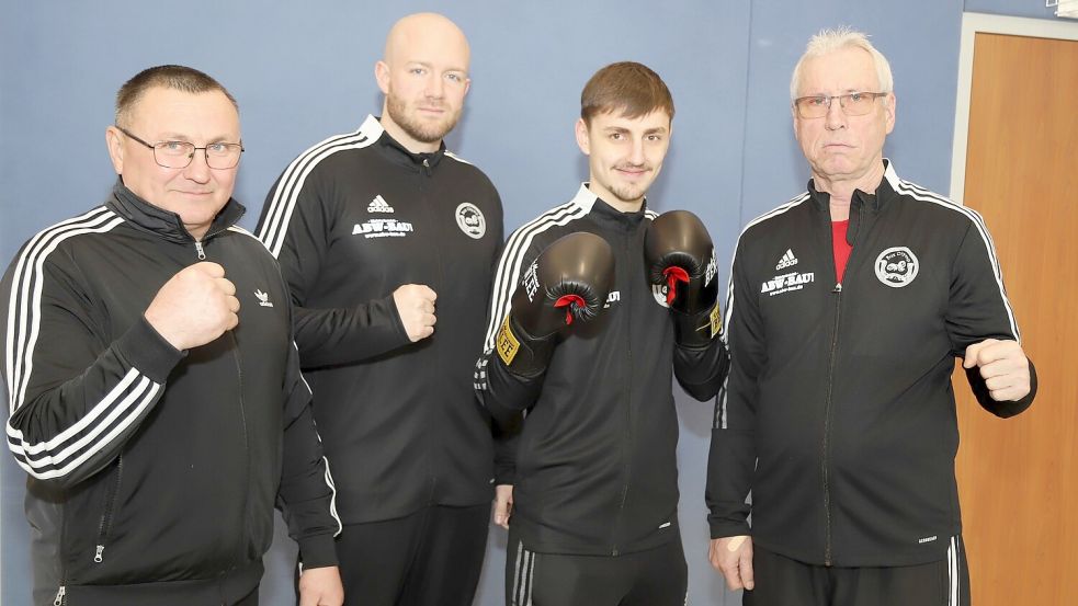 Der Verein „Olymp Saterland (BO)“ richtet erstmals ein eigenes Boxturnier aus. Nach einer Kampfpause wird wieder Anton Neumann (Dritter von links) in den Ring steigen. Das Turnier haben (von links) Johannes Neumann, Johannes Lüken und Alexander Gorodilov vorbereitet. Foto: C. Passmann