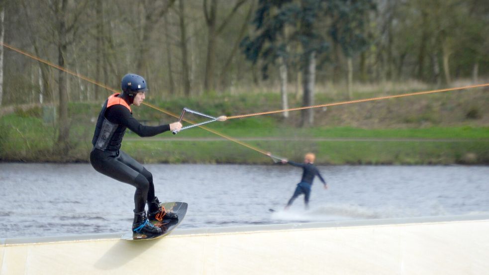 Über den Idasee kann auch am Wochenende mit Wakeboards gebraust werden. Archivfoto: Weers