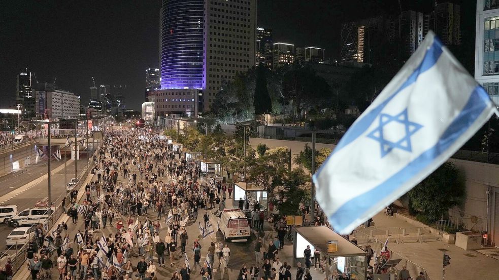 Protestzug in Tel Aviv gegen die Regierung des israelischen Premierministers Netanjahu. Foto: Leo Correa/AP