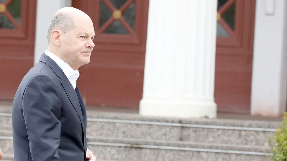 Gegen 11 Uhr kam Bundeskanzler Olaf Scholz beim Conversationshaus an. Einige SPD-Politikerinnen und Politiker warteten auf den Stufen zum Eingang auf den 65-Jährigen. Foto: Hock