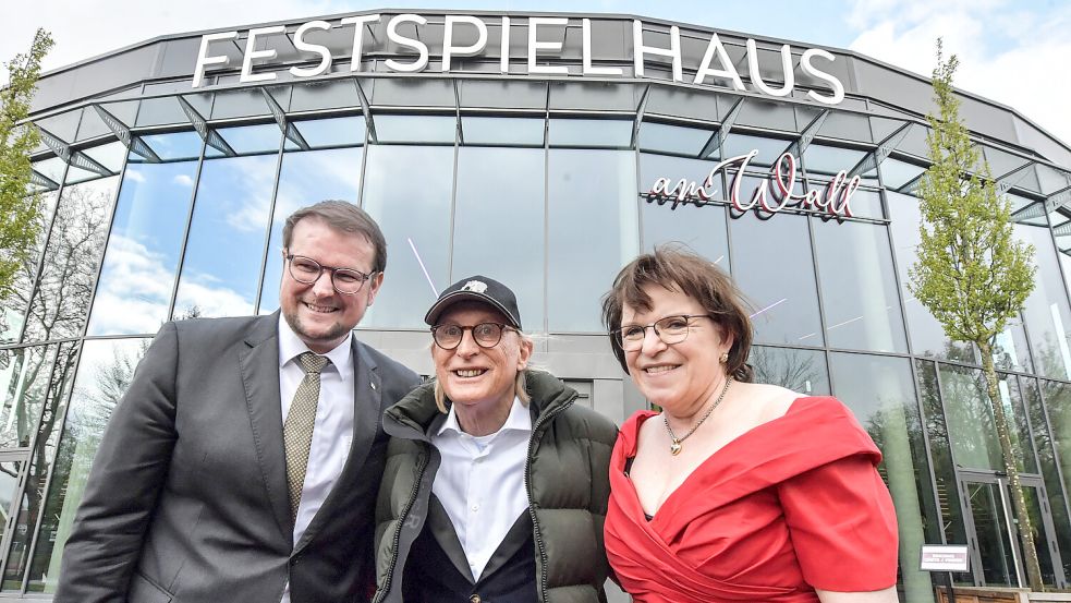 Oberbürgermeister Tim Kruithoff (von links), Komiker Otto Waalkes und Kultureventschefin Kerstin Rogge-Mönchmeyer vor dem neuen Festspielhaus am Wall. Fotos: Ortgies