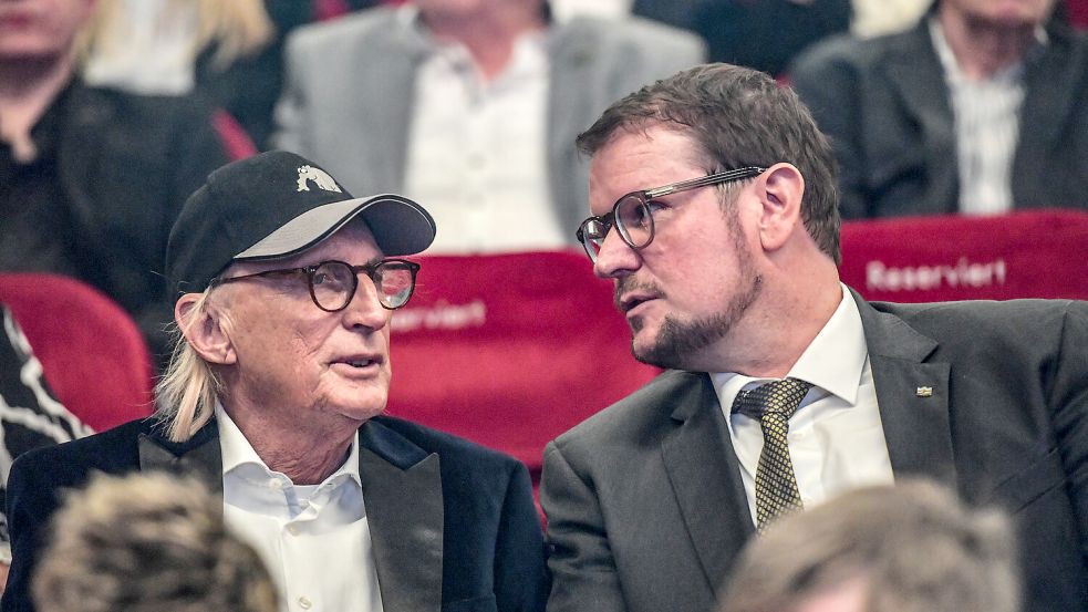 Otto Waalkes saß neben Tim Kruithoff.