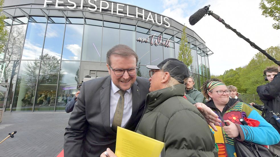Was gibt es da wohl zu tuscheln? Otto Waalkes spricht mit Tim Kruithoff.
