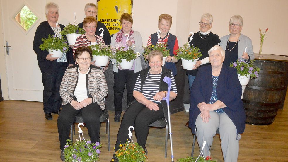 Zum 50-jährigen Jubiläum zeichnete der Vorstand des Landfrauenvereins Rhauderfehn zahlreiche Frauen mit einer Blumenampel aus. Das Foto zeigt (hintere Reihe, von links) Jetti Kuhlemann (27 Jahre Mitgliedschaft), Christa Jakobs (25 Jahre); (mittlere Rehe, von links) Luci Lottmann (50 Jahre), Magret Kramer (46 Jahre), Marianne Becker (38 Jahre), Anneliese Tapper (49 Jahre), Anke Südtmann (31 Jahre) sowie (sitzend, von links) Wilma Hoffschnieder (38 Jahre), Ilse Kramer (50 Jahre) und Thea Vogelsang (46 Jahre). Fotos: Weers