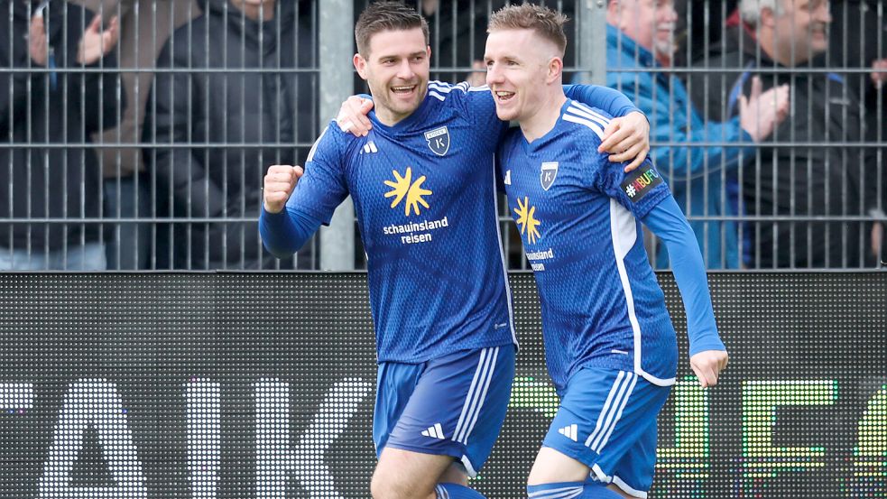 Tido Steffens (links) und Tobias Steffen stehen mit Kickers Emden kurz vor dem Titelgewinn. Foto: Doden/Emden