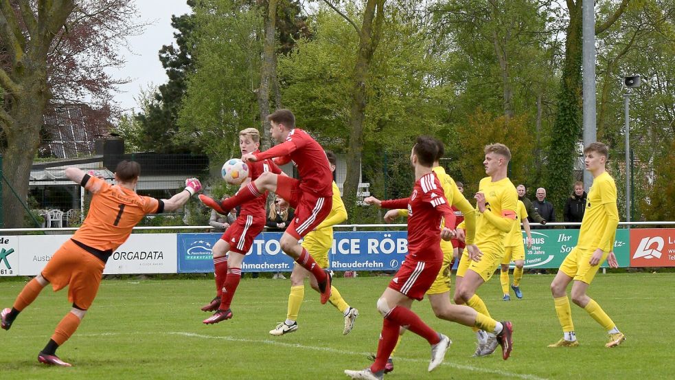 Germania-Keeper Lucian Cebotari klärt in dieser Szene vor dem TuRaner Nico Bohlen. Foto: Damm