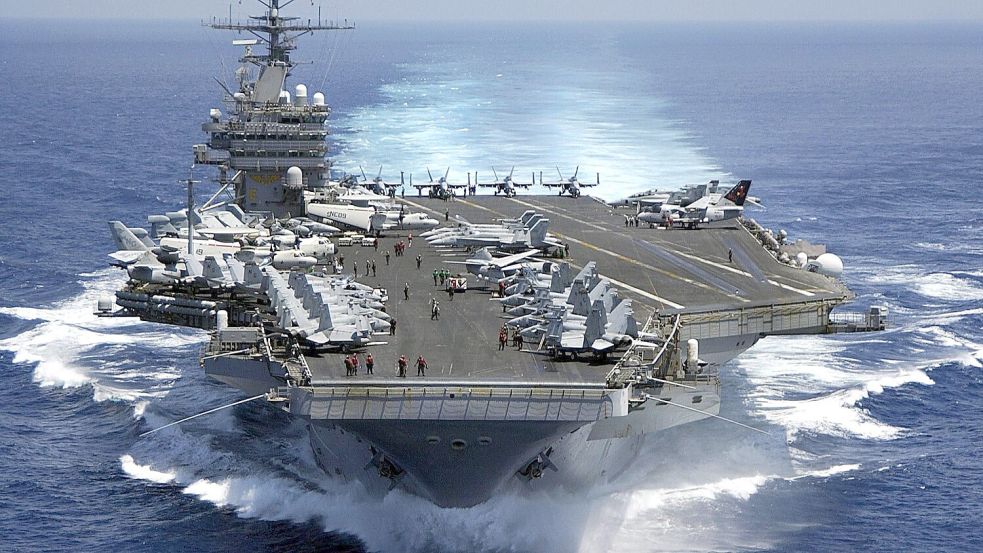 Einer der größten US amerikansichen Flugzeugträger ist auf hoher See unterwegs. Die weltweiten Militärausgaben haben 2023 erneut einen Höchststand erreicht. Foto: Dusty Howell / U.s. Navy Handout/dpa