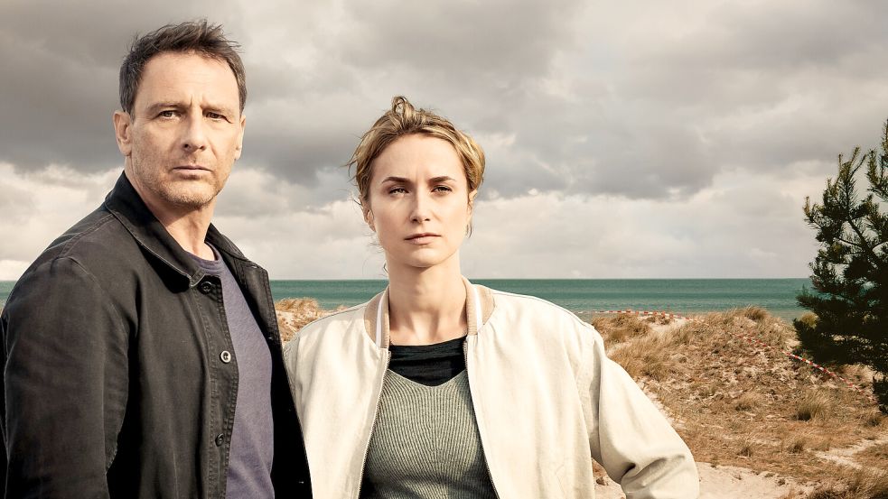 Die RTL-Krimireihe „Dünentod“ mit Hendrik Duryn (links) und Pia Barucki (rechts) bekommt neue Folgen. Foto: dpa/RTL | Gordon Muehle