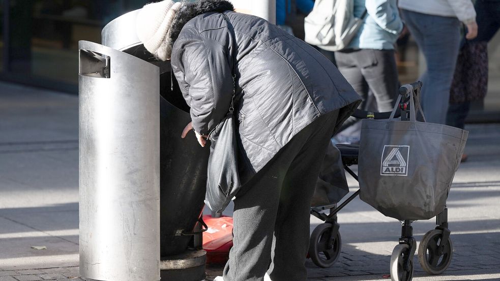Mehr als ein Viertel aller Rentner bekommen trotz 45 Beitragsjahren weniger als 1250 Euro gesetzliche Rente im Monat - ohne andere Einkünfte liegen sie damit unter der Armutsgefährdungsschwelle. Foto: Sebastian Kahnert/dpa