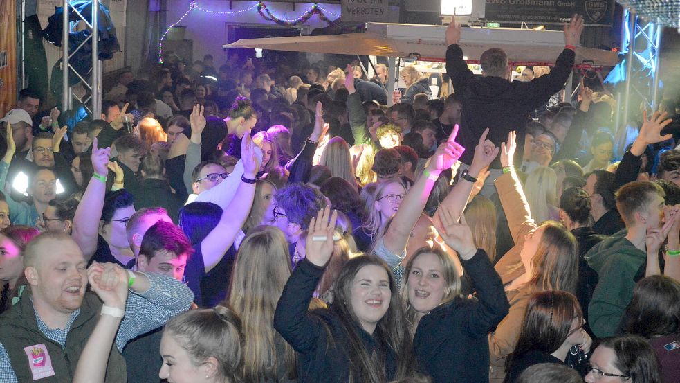 1500 Besucher feierten auf der Scheunenfete in Holte. Foto: Weers