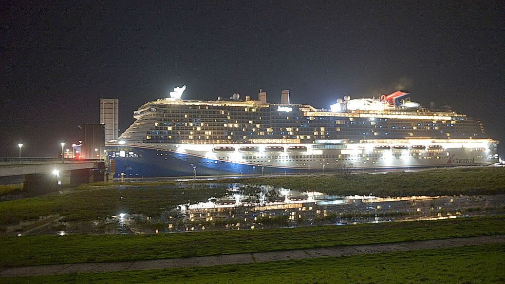 Die „Carnival Jubilee“ wurde im Oktober 2023 überführt. Auf diesem Foto passiert das Kreuzfahrtschiff die Jann-Berghaus-Brücke in Leer. Archivfoto: Wolters