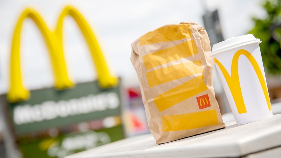 Vergangenes Jahr sind mehr Menschen zu McDonald’s, Burger King und Co. gegangen und haben dort mehr Geld ausgegeben. Foto: Christoph Schmidt/dpa