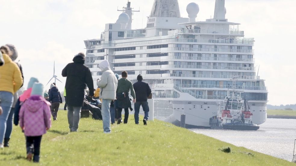 Die „Silver Ray“ liegt in der Nähe des Emssperrwerks in Warteposition. Foto: Hock