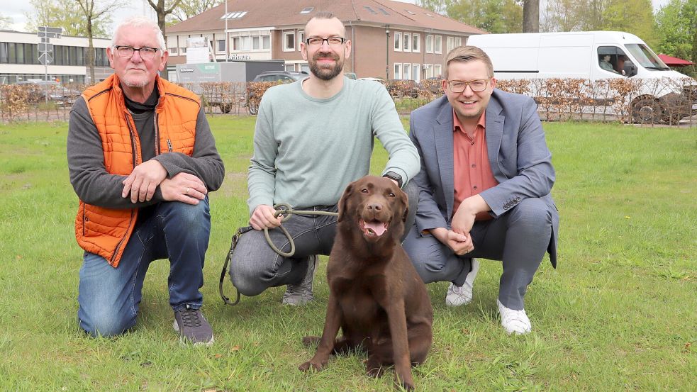 Auf die Spur von Hunden im Barßeler Gemeindegebiet macht sich der ehemalige Polizist Karl Deters (links) in Zusammenarbeit mit Ronny Häntschel von der Gemeindekasse (Mitte) und Bürgermeister Nils Anhuth. Bild: Passmann