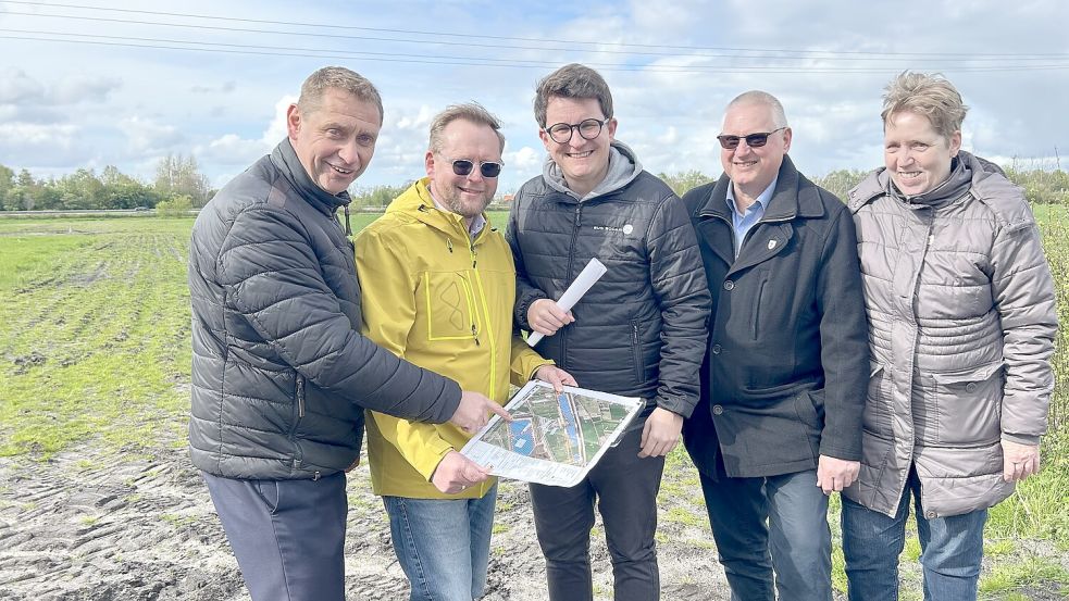 Schauten sich die Pläne für die geplante Solaranlage an: Uplengens Bürgermeister Heinz Trauernicht (von links), Torsten Stephan (Sachgebietsleiter Gemeindeentwicklung, Klimaschutz und Tourismus), Buß-Solar-Geschäftsführer Raphael Wardecki, Ortsvorsteher Klemens Thiede und seine Frau Marion. Foto: Heinig