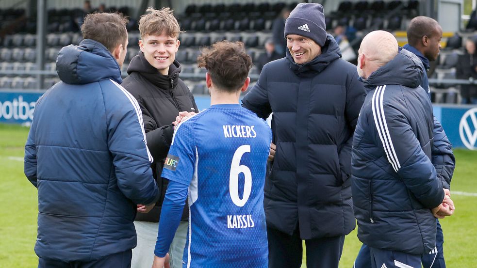 Joshua Dudock (Zweiter von links) lernte am Samstag in Emden die Verantwortlichen und das Team kennen. Foto: Doden, Emden