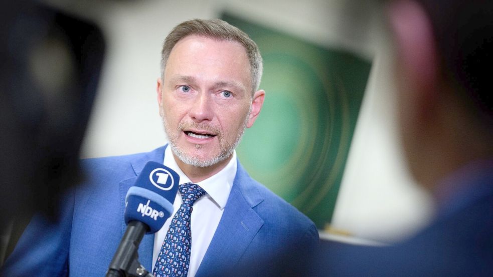 Christian Lindner verteidigt die in der Regierung umstrittenen FDP-Vorschläge für eine „Wirtschaftswende“. Foto: Bernd von Jutrczenka/dpa
