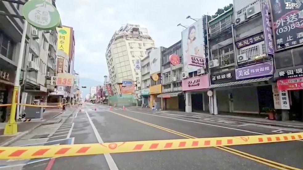 Straßen in Hualien sind abgesperrt, nachdem der Osten von Taiwan von einer Reihe von Erdbeben erschüttert wurde. Foto: Uncredited/TVBS/AP/dpa