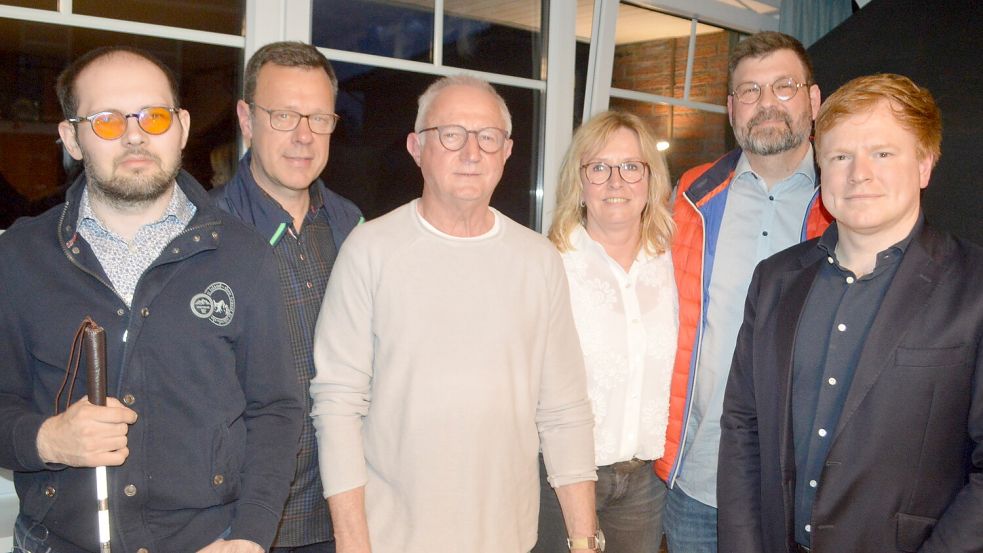 Der neue Vorstand von TuRa 07 Westrhauderfehn. Nur Jens Linnemann (Kassenwart) und Marion Kramer (Frauenwartin) standen nicht zur Wiederwahl. Das Foto zeigt (von links) Jens Linnemann, Heino Stührenberg (2. Vorsitzender), Jochen Koch (3. Vorsitzender), Marion Kramer, Knut Hofmayer (4. Vorsitzender) und Klaas Kramer (1. Vorsitzender). Es fehlen: Ingo Gerlach (Schriftführer) und Oliver Baarts (Jugendobmann). Foto: Weers