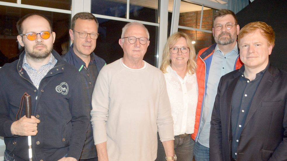 Der neue Vorstand von TuRa 07 Westrhauderfehn. Nur Jens Linnemann (Kassenwart) und Marion Kramer (Frauenwartin) standen nicht zur Wiederwahl. Das Foto zeigt (von links) Jens Linnemann, Heino Stührenberg (2. Vorsitzender), Jochen Koch (3. Vorsitzender), Marion Kramer, Knut Hofmayer (4. Vorsitzender) und Klaas Kramer (1. Vorsitzender). Es fehlen: Ingo Gerlach (Schriftführer) und Oliver Baarts (Jugendobmann). Foto: Weers