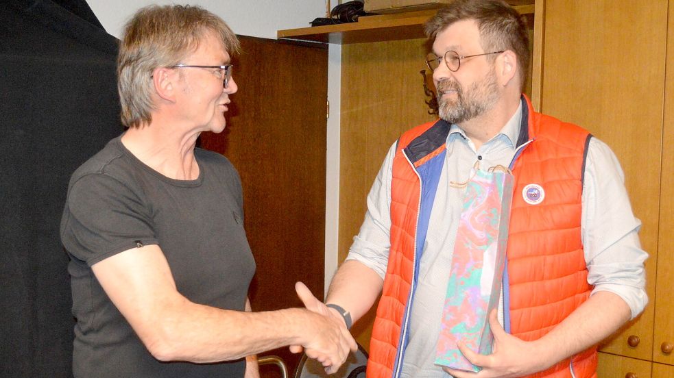 In der Tennisabteilung hatte es kürzlich einen Wechsel an der Spitze gegeben. Rolf Park (links) übergab den Abteilungsvorsitz an seinen bisherigen Stellvertreter Knut Hofmayer (rechts). Der bedankte sich bei Rolf Park für die geleistete Arbeit mit einem Präsent.