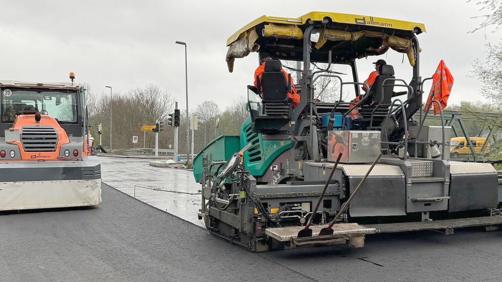 Bei der Kreuzung in Edewechterdamm wurde der Asphalt erneuert. Nun soll die Kreuzung auf der Bundesstraße B 401 wieder freigegeben werden. Fotos: Niedersächsische Landesbehörde