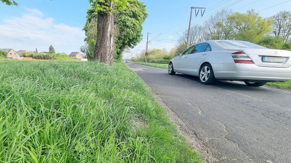 In Richtung Norden darf man derzeit auf dem Bahndamm mit dem Auto fahren. Foto: Bothe