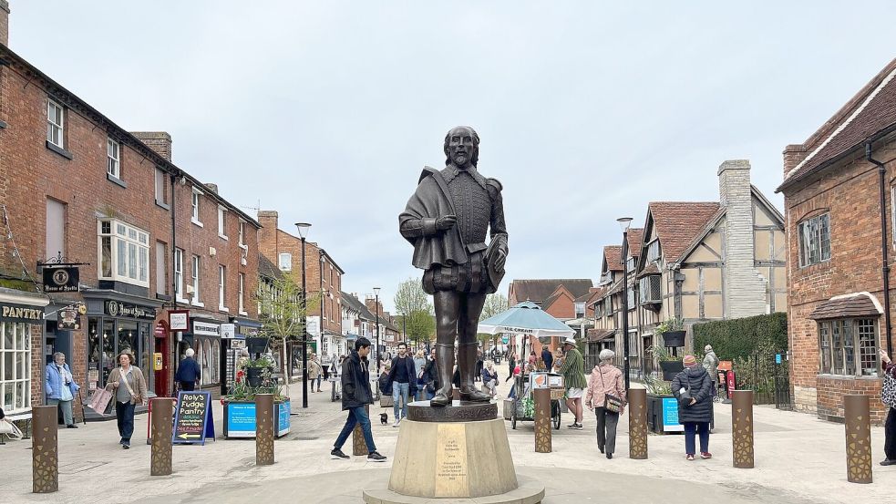 Eine Statue von William Shakespeare in der englischen Stadt Stratford-upon-Avon. Foto: Julia Kilian/dpa