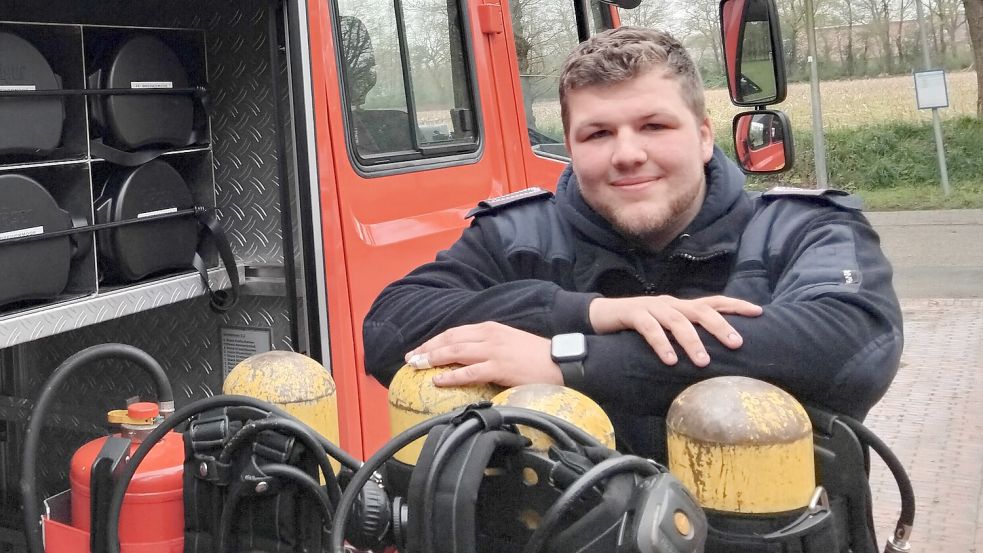 Der gebürtige Breinermoorer liebt die Arbeit als Feuerwehrmann. Fotos: Scherzer