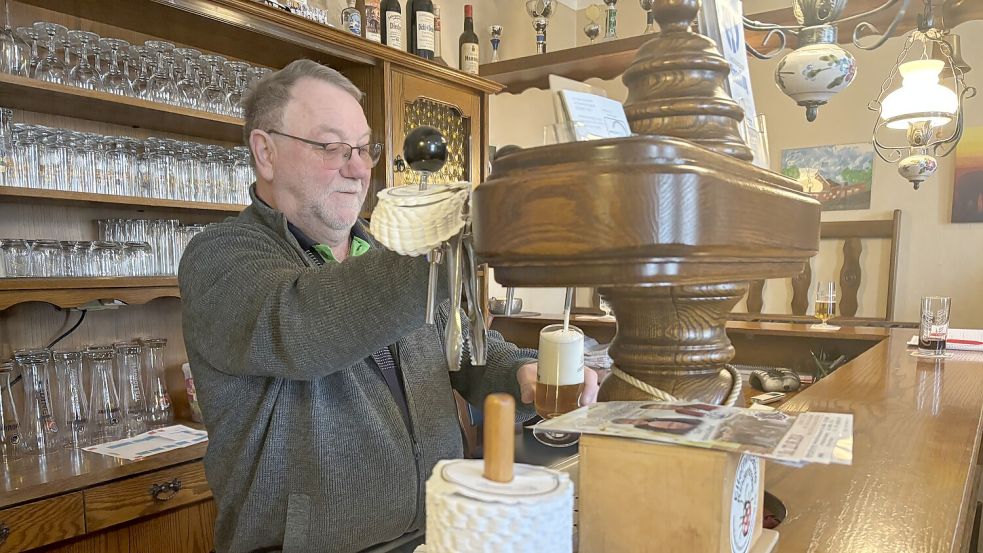 Wenn Gastwirt Hans-Josef „Dicki“ Gossling hinter dem Tresen am Zapfhahn steht, dann ist er in seinem Element. Während er zapft, führt der 72-Jährige Gespräche mit seinen Gästen. Foto: Ammermann