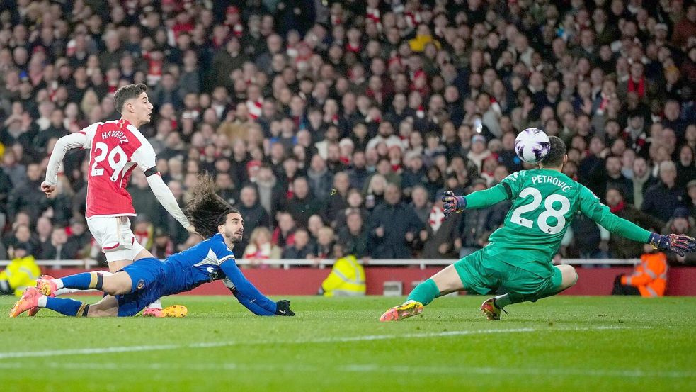 Arsenals Kai Havertz (l) traf beim deutlichen Sieg gegen Chelsea doppelt. Foto: Kin Cheung/AP/dpa