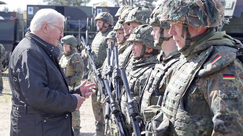 Bundespräsident Steinmeier bei einem Besuch von Bundeswehr-Soldaten. Foto: Bundeswehr/ A. Groß