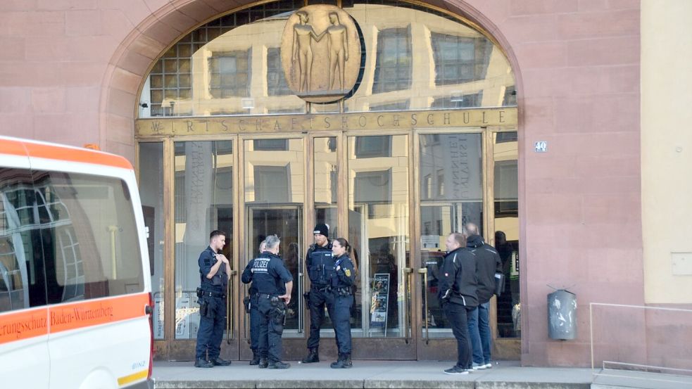 Einsatzkräfte der Polizei stehen vor der Universität in Mannheim. Das Landeskriminalamt ermittelt nun zu dem tödlichen Polizeieinsatz. Foto: René Priebe/dpa