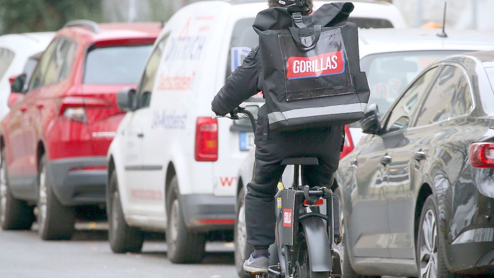 Der Lieferdienst Gorillas bringt seinen Kunden den Einkauf nach Hause. Foto: dpa/Wolfgang Kumm