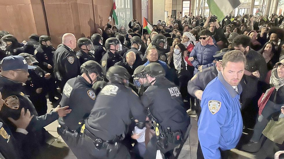 Polizisten nehmen auf dem Campus der New York University pro-palästinensische Demonstranten fest. Foto: Noreen Nasir/AP/dpa