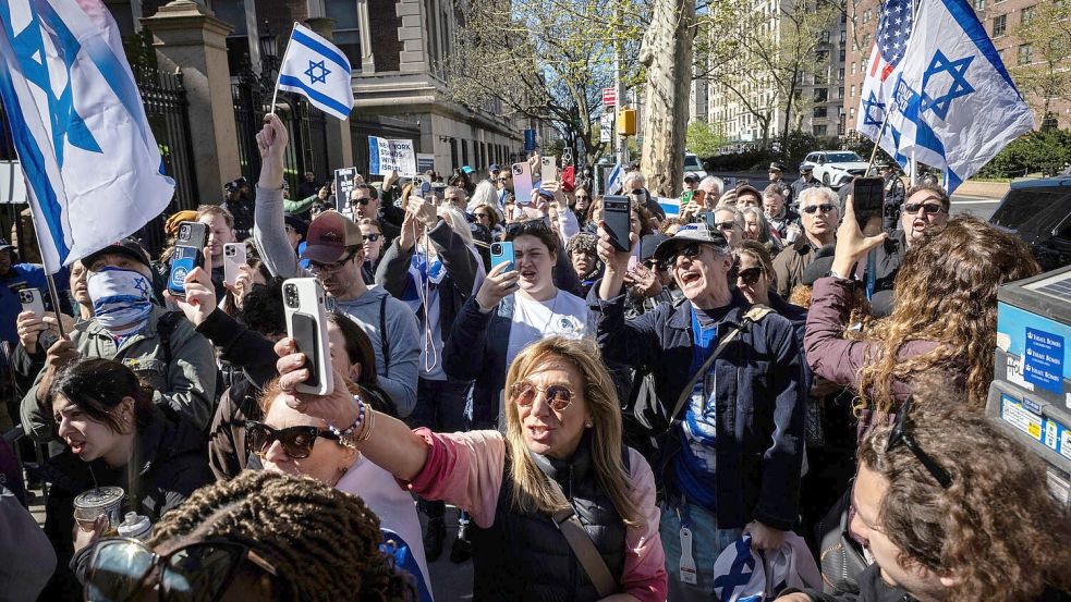 Pro-israelische Demonstranten solidarisieren sich mit Columbia-Assistenzprofessor Shai Davidai. Foto: Stefan Jeremiah/AP/dpa